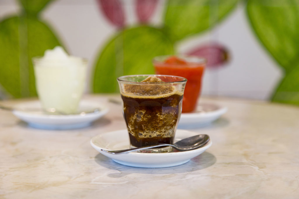 La granita siciliana de L'Ancora dal 1968 al caffè fragola e limone